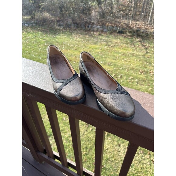 Clarks Daelyn Hill Wedge Flats in Metallic Bronze Full Grain Leather Size 7.5W - Picture 2 of 10